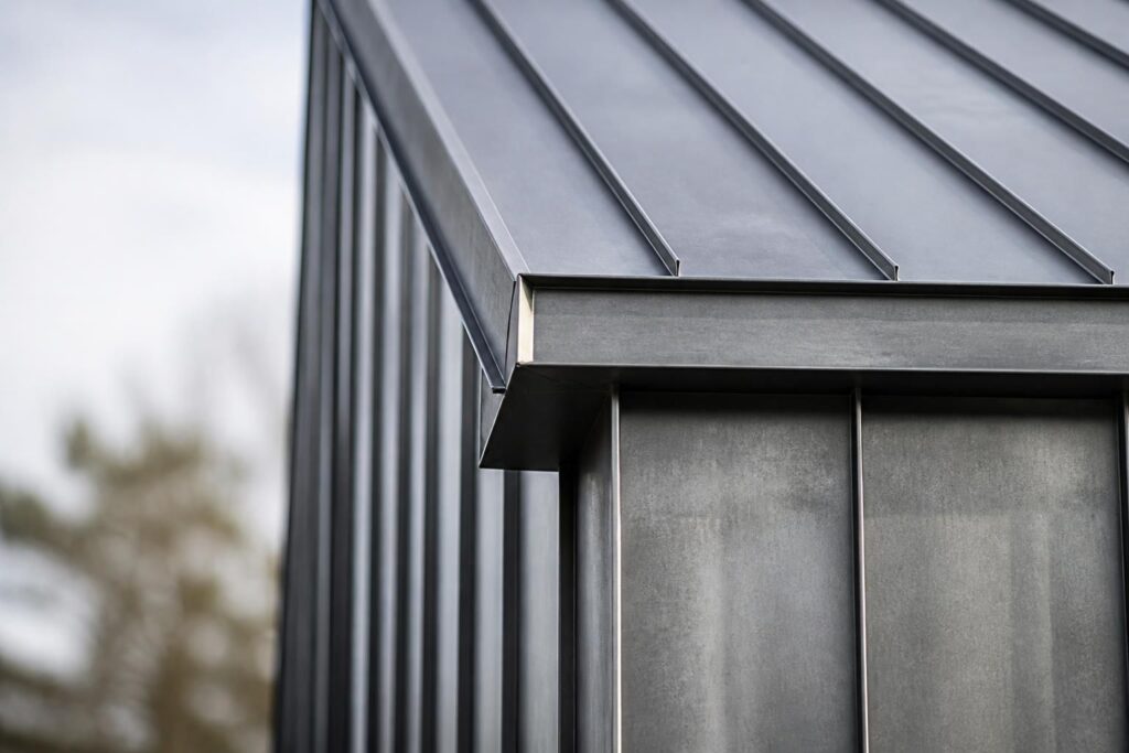 découvrez les détails techniques essentiels du zinc joint debout pour la couverture et le bardage, alliant esthétique et durabilité pour vos projets de construction.
